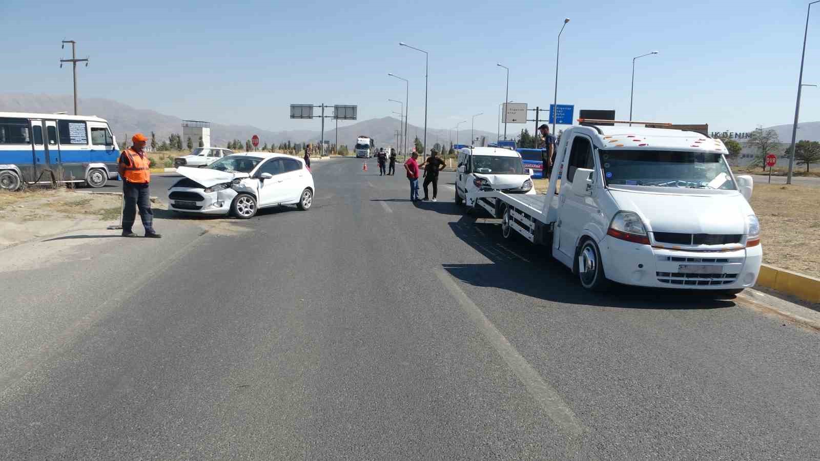 Hafif ticari ara&ccedil; ile otomobil &ccedil;arpıştı: 2 yaralı
