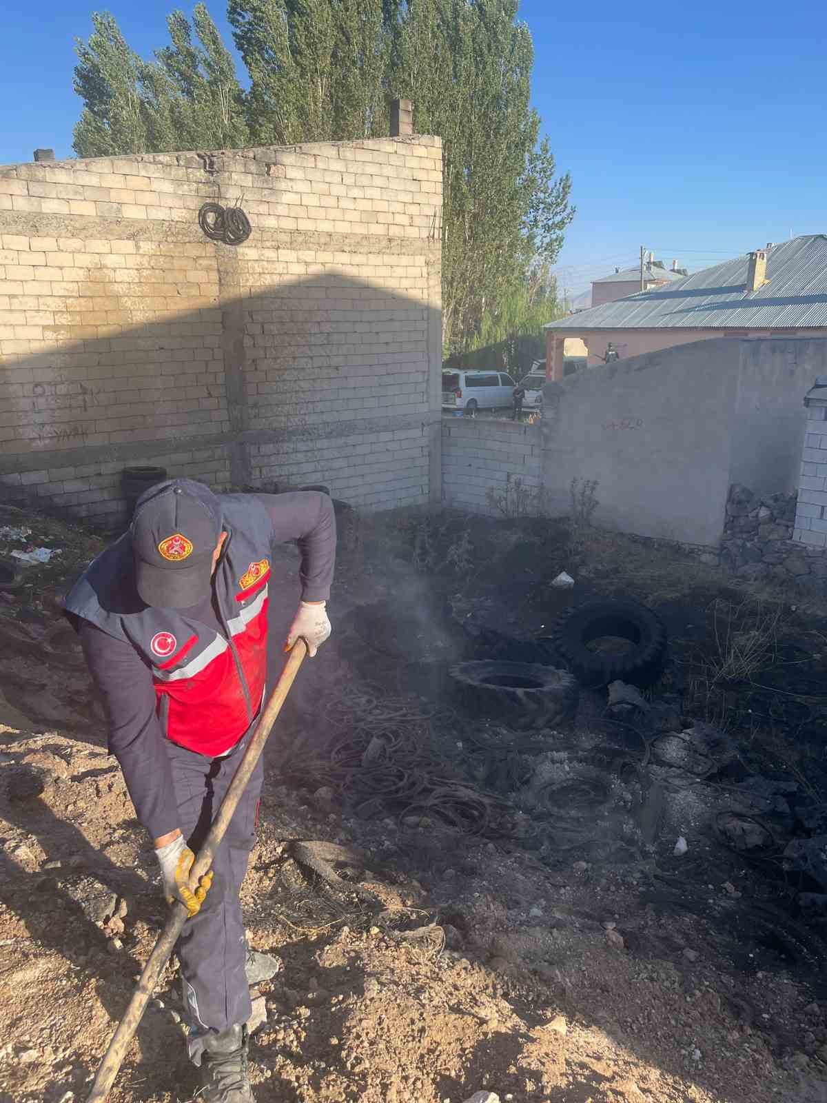 Van’da atık araç lastikleri yandı