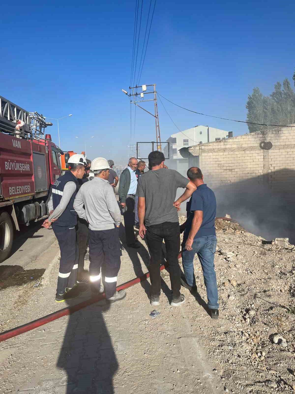 Van&rsquo;da atık ara&ccedil; lastikleri yandı
