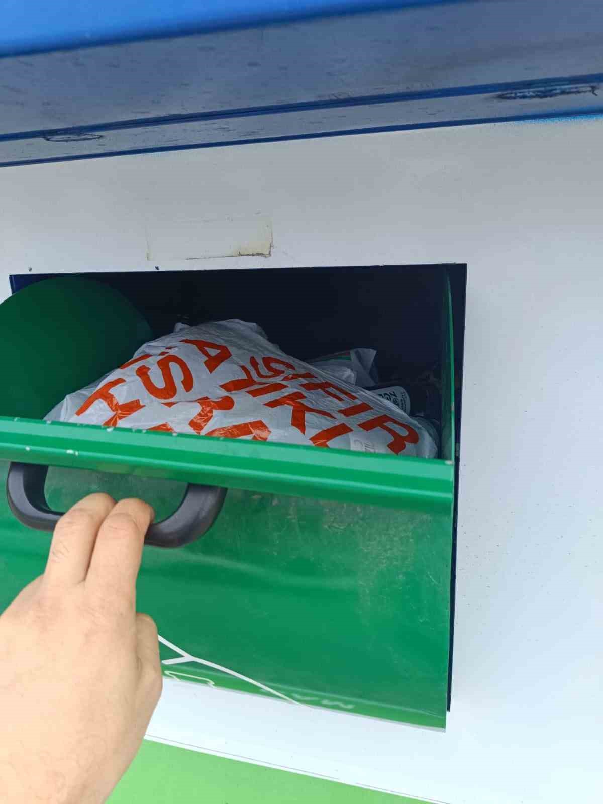 Vatandaş, mobil atık getirme merkezinin dolu olmasına tepki
