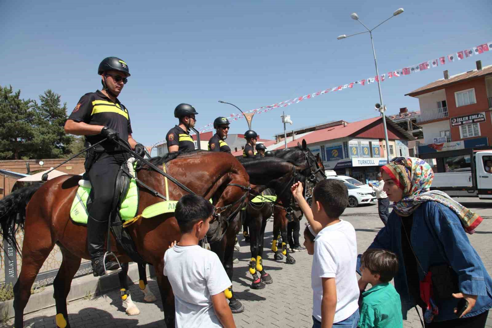 Atlı polisler tarihi il&ccedil;e Ahlat&rsquo;ın caddelerinde
