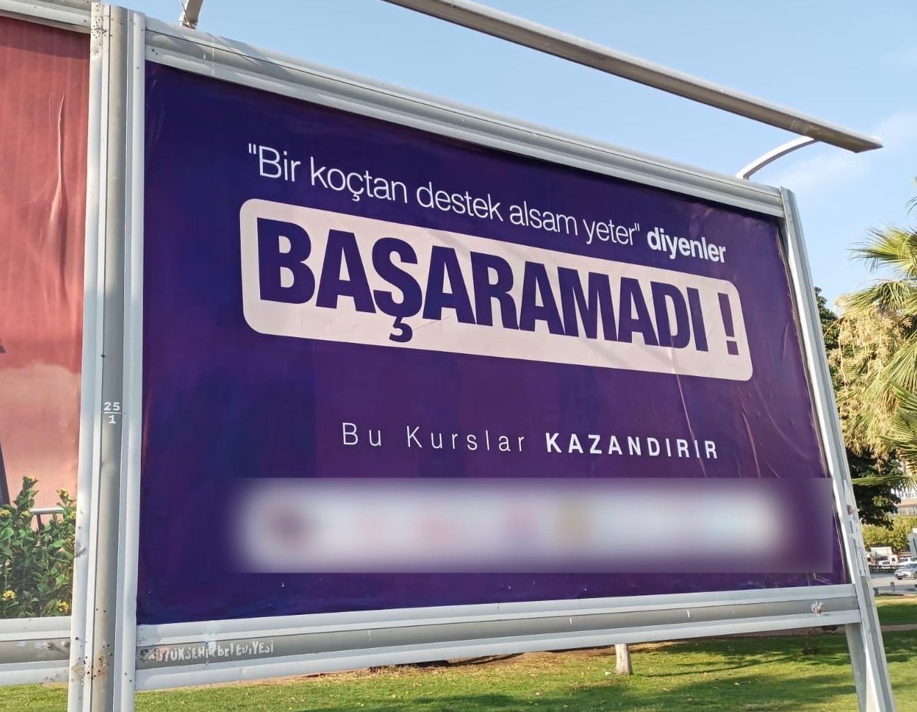 &Ouml;zel kurslardan billboardlu "başarı" tartışması: "Halkı kandırıyorlar"
