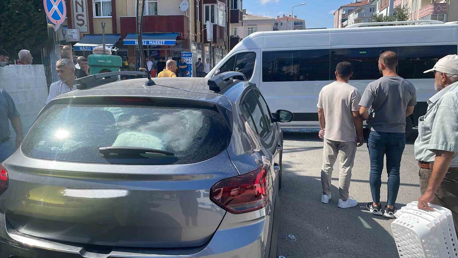 Minib&uuml;sle otomobil &ccedil;arpıştı: 1 yaralı
