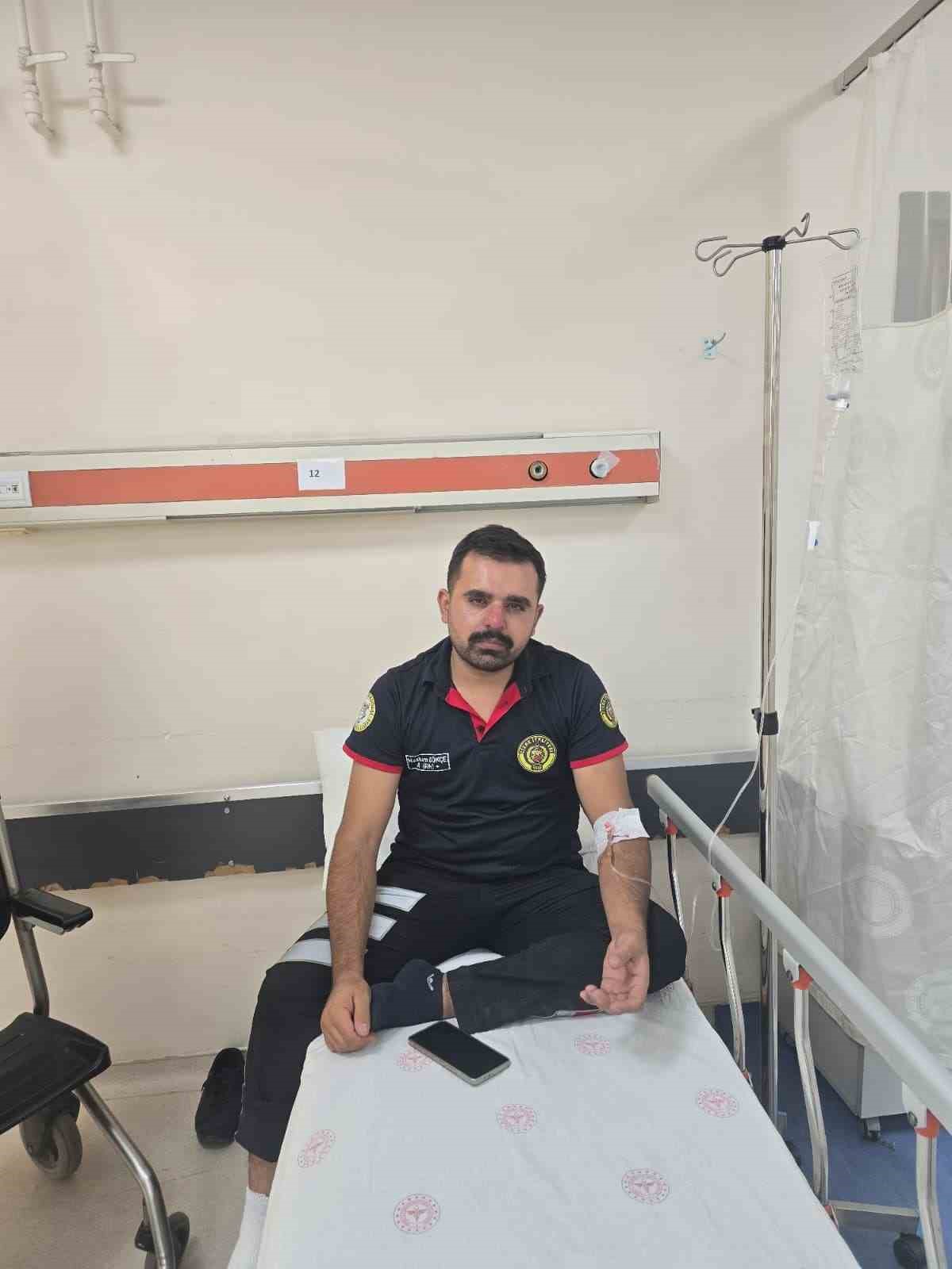 Trafik kazası ge&ccedil;iren itfaiye erleri yaralı halde yangına m&uuml;dahale etti
