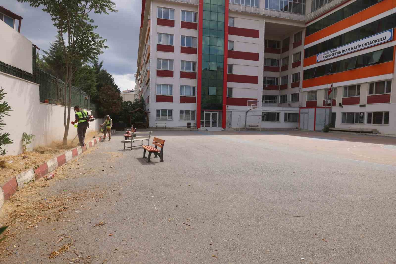 Okul bah&ccedil;elerinde ot bi&ccedil;me &ccedil;alışması yapılıyor
