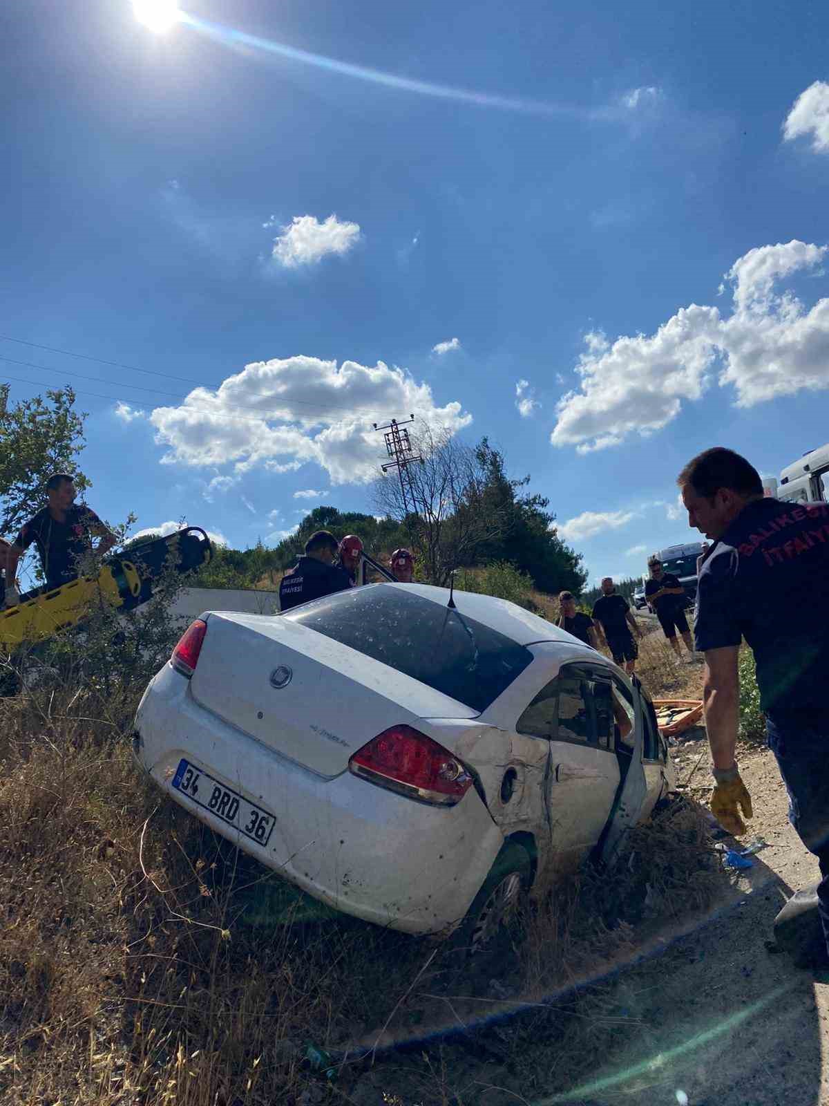 Balıkesir&rsquo;de şarampole u&ccedil;an ara&ccedil;ta sıkışan 2 kişi yaralandı
