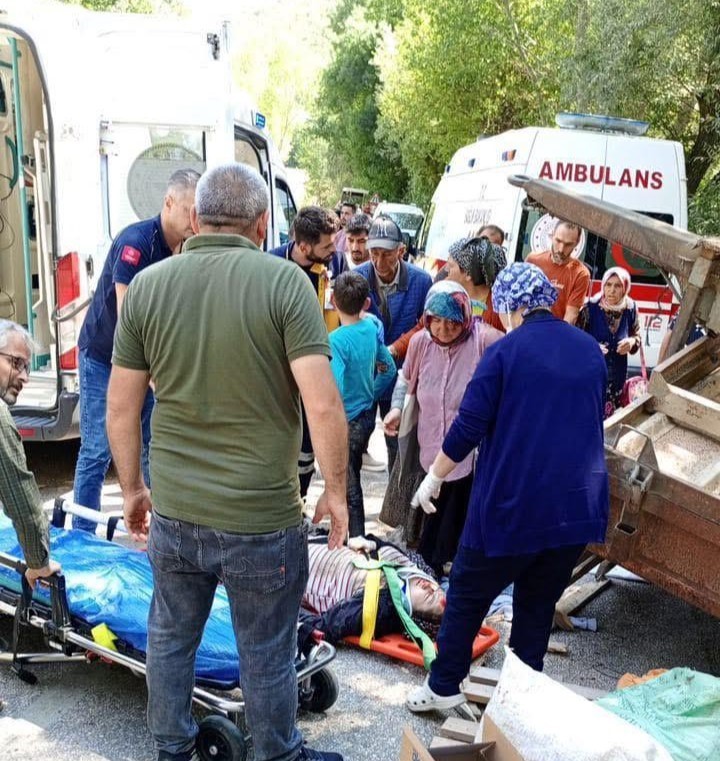 Traktör devrildi: 3’ü ağır 6 yaralı