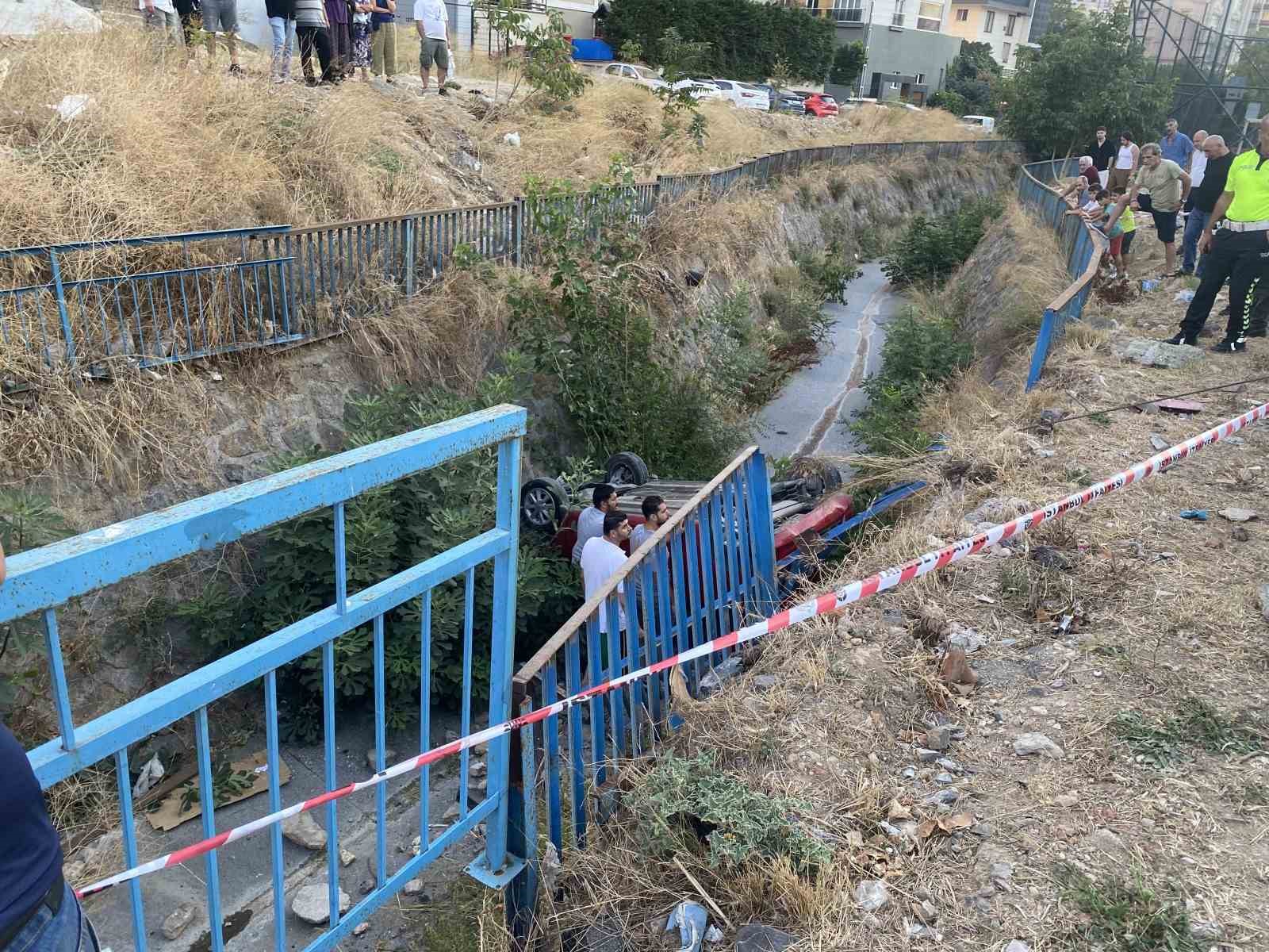 Ümraniye’de otomobiller çarpıştı, araçlardan biri dereye düştü