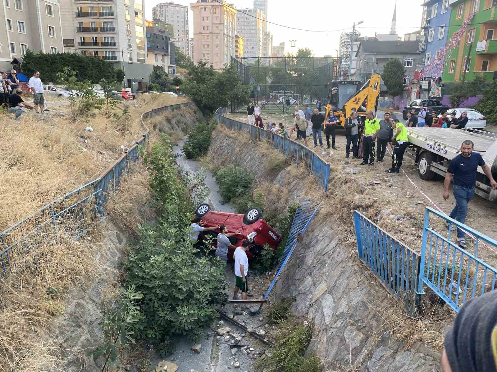 &Uuml;mraniye&rsquo;de otomobiller &ccedil;arpıştı, ara&ccedil;lardan biri dereye d&uuml;şt&uuml;
