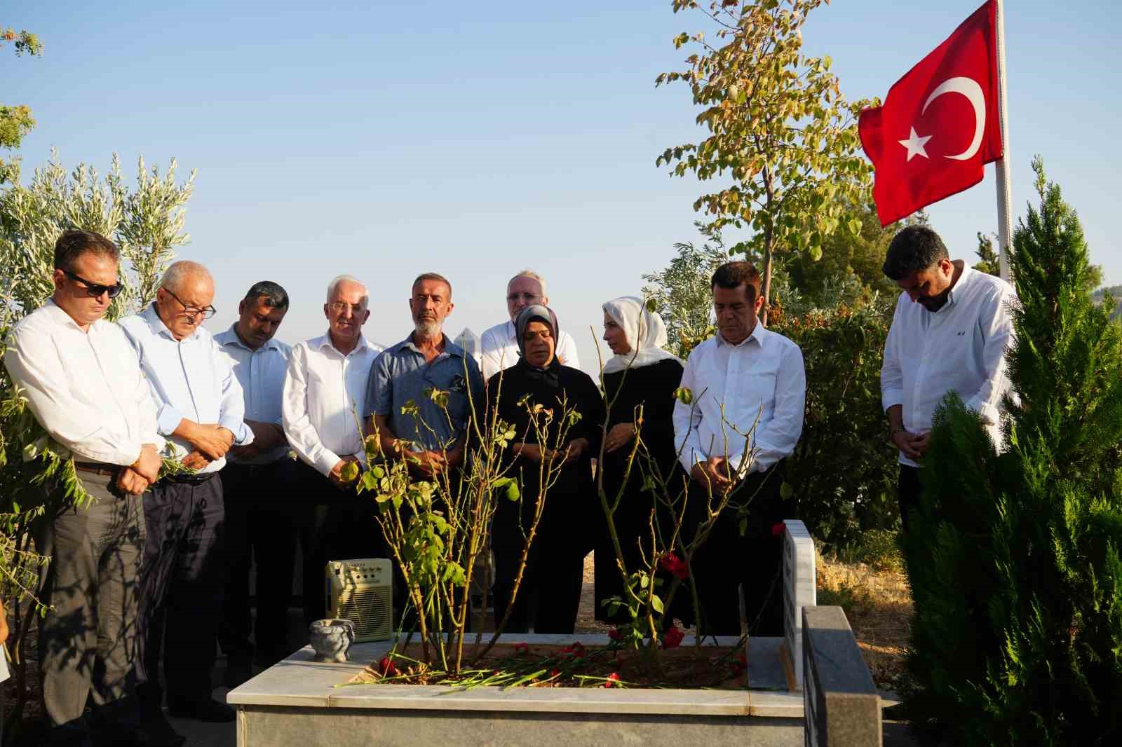 Kazada hayatını kaybeden İHA muhabiri Umut Yakup Tanrıöver, mezarı başında anıldı