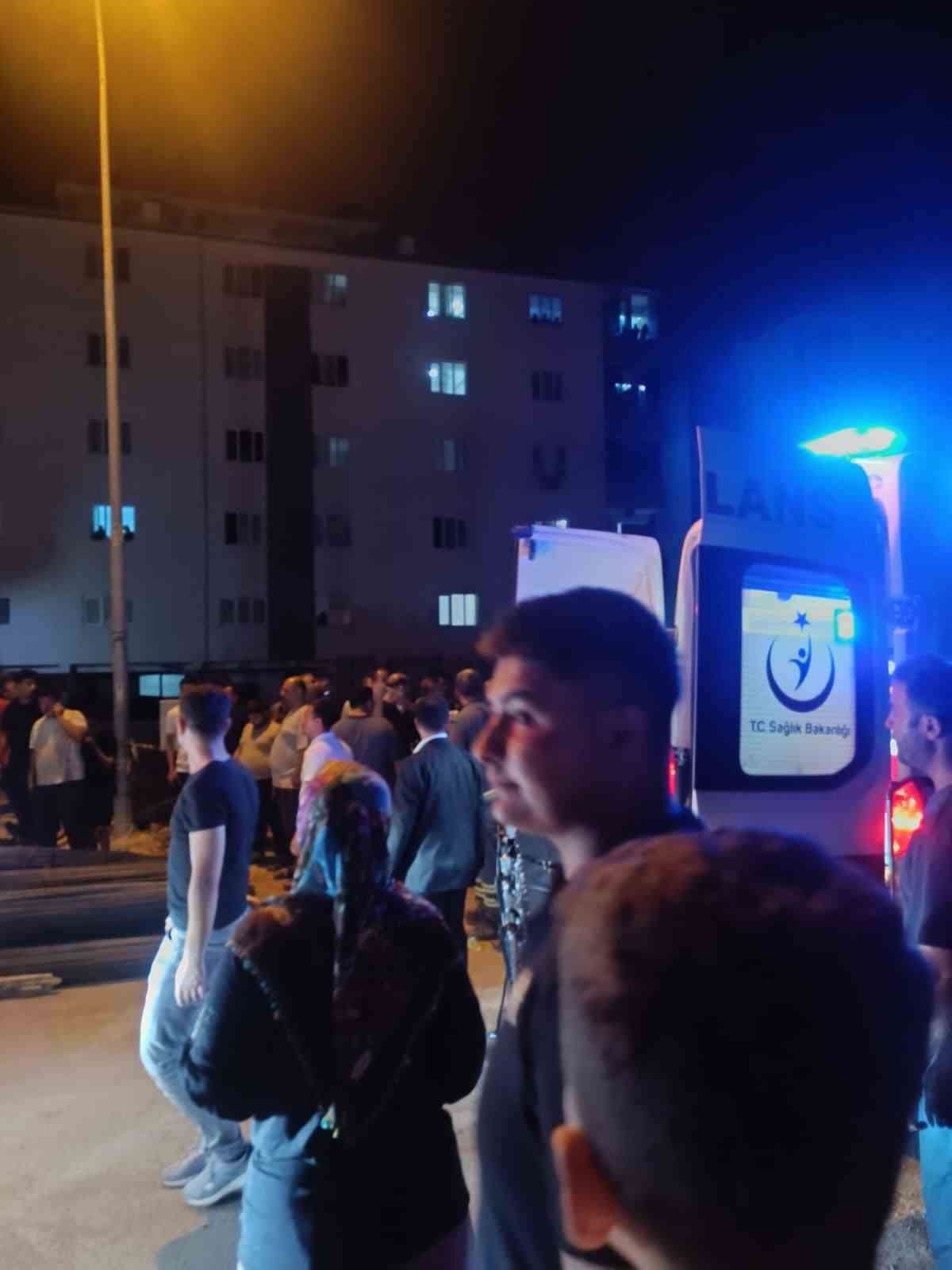 Osmaniye’de tırdaki demirler motosikletin üzerine devrildi: 2 yaralı
