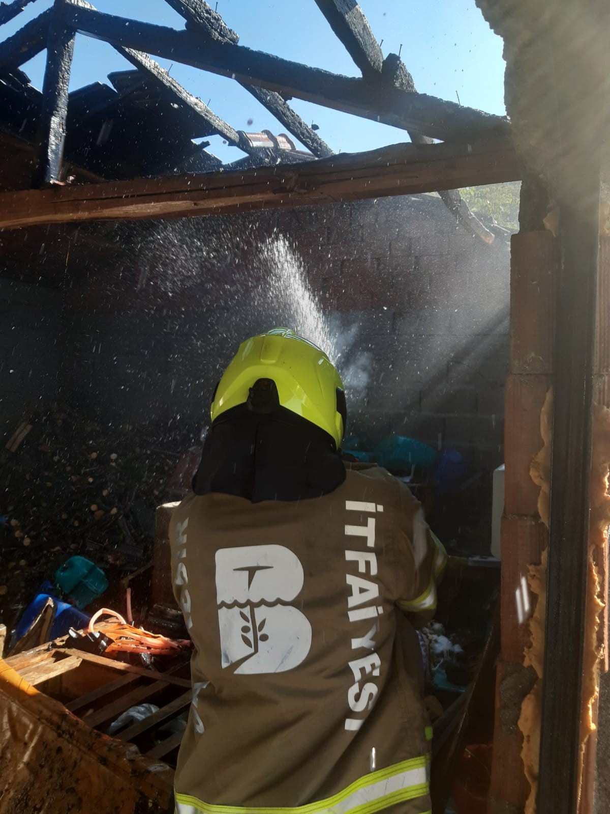 G&ouml;nen&rsquo;de dam yangınına m&uuml;dahale edildi
