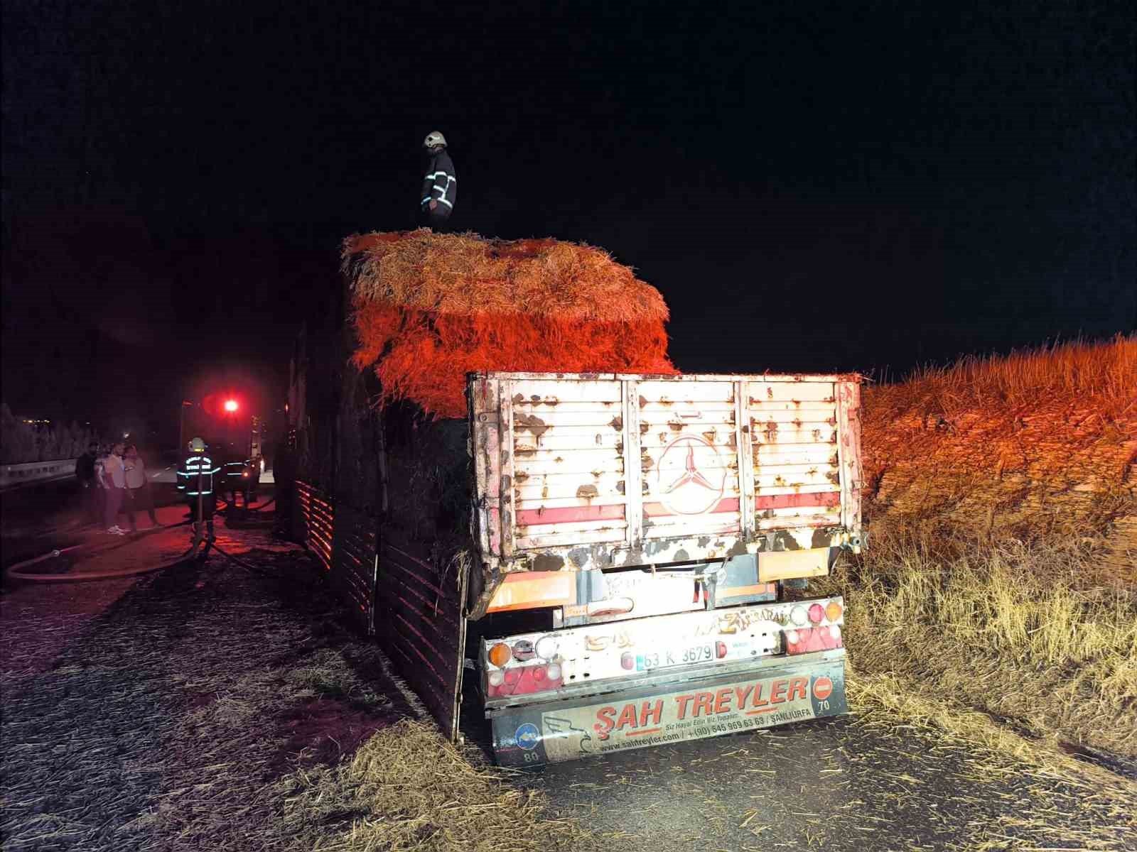 Şanlıurfa’da saman yüklü tır alev aldı