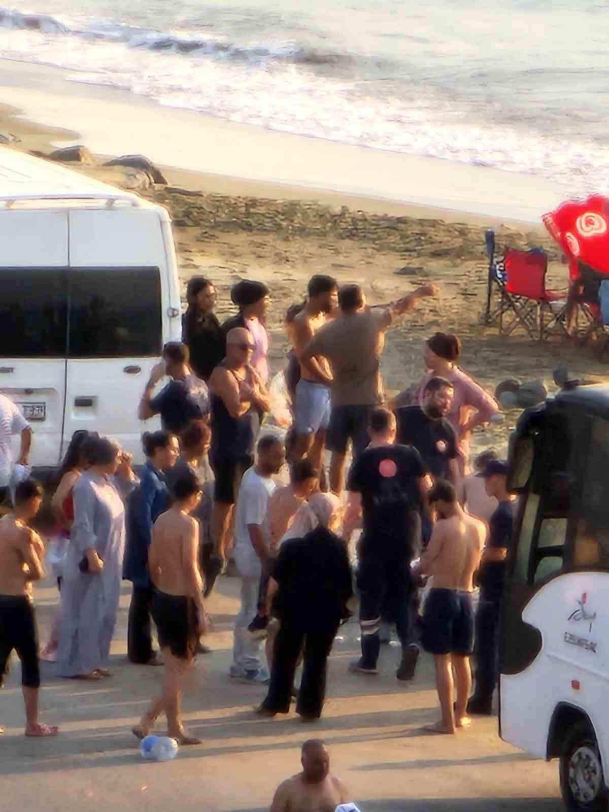 Serinlemek i&ccedil;in girdiği denizde boğulma tehlikesi ge&ccedil;iren gen&ccedil; hastaneye kaldırıldı
