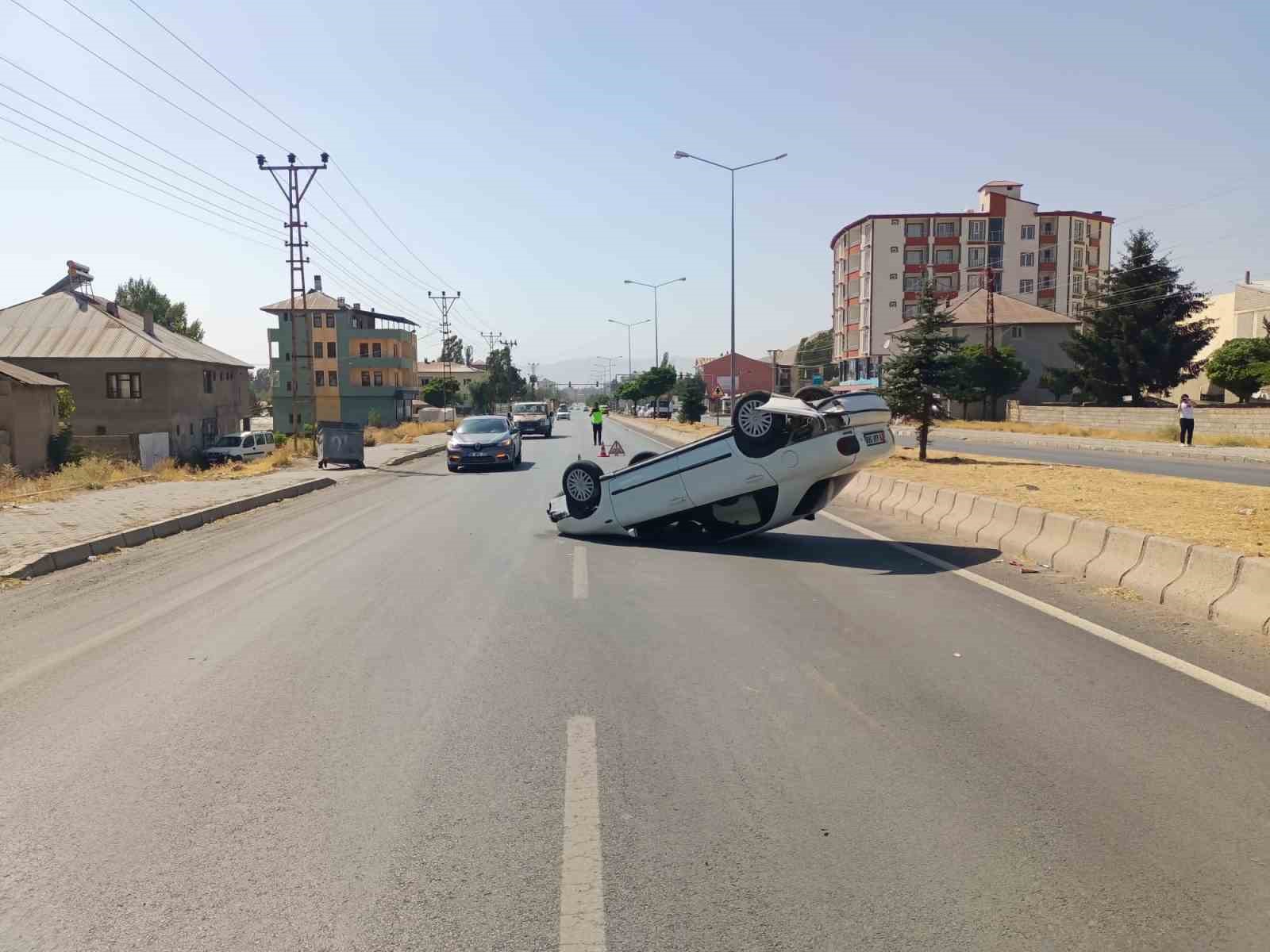 Patnos’ta takla atan araç sürücüsü ölümden döndü