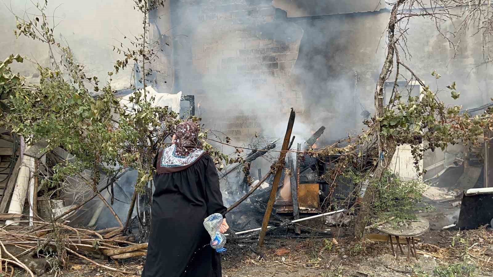 Tekirdağ&rsquo;da korkutan yangın: Mahsur kalan kediler i&ccedil;in ağladılar
