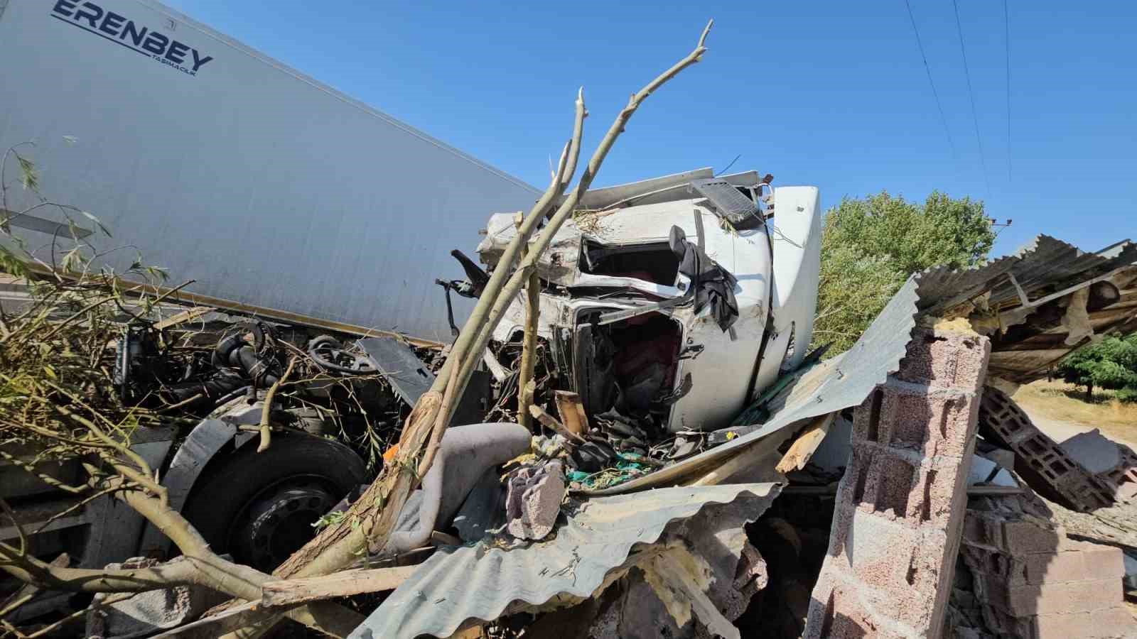 Adilcevaz’da meyve suyu yüklü tır devrildi: Sürücüsü yaralı olarak hastaneye kaldırıldı