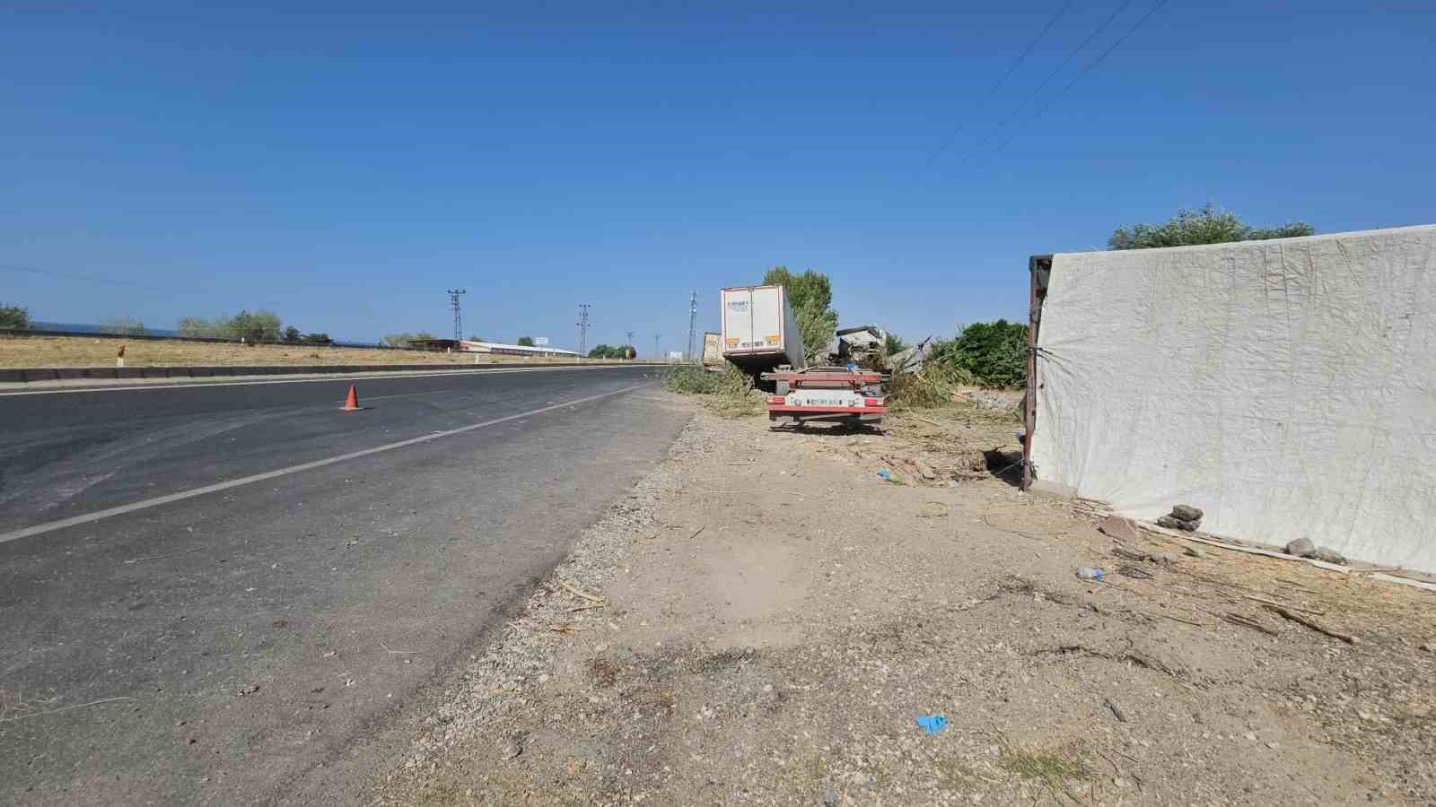 Adilcevaz&rsquo;da meyve suyu y&uuml;kl&uuml; tır devrildi: S&uuml;r&uuml;c&uuml;s&uuml; yaralı olarak hastaneye kaldırıldı
