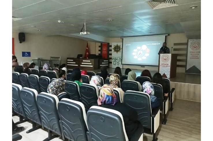 K&uuml;tahya&rsquo;da "En İyi Narkotik Polisi Anne" konulu eğitim
