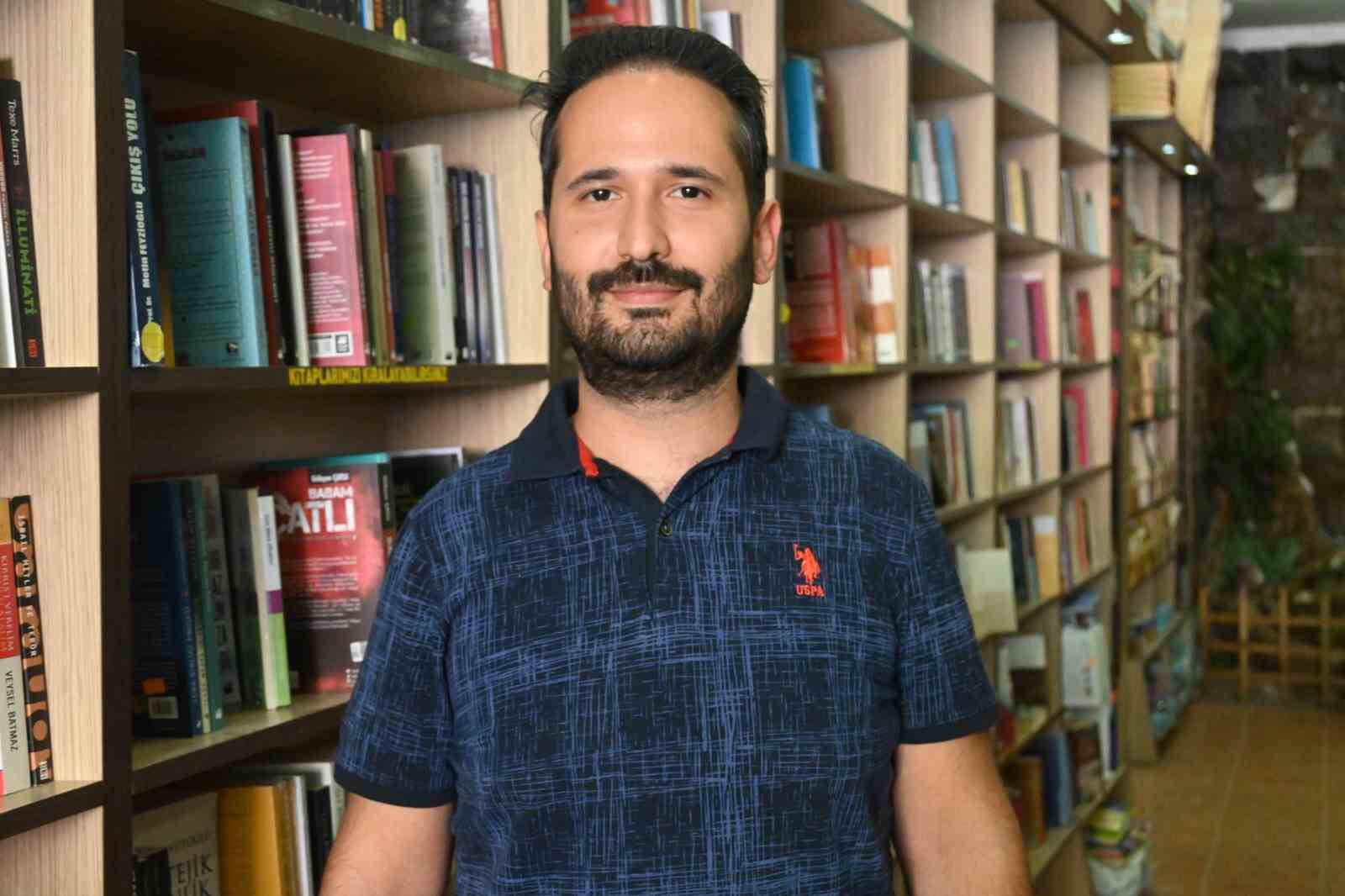 (&Ouml;ZEL) D&uuml;kkan &ouml;n&uuml;ne astıkları afiş vatandaşlara okuma alışkanlığı kazandırıyor
