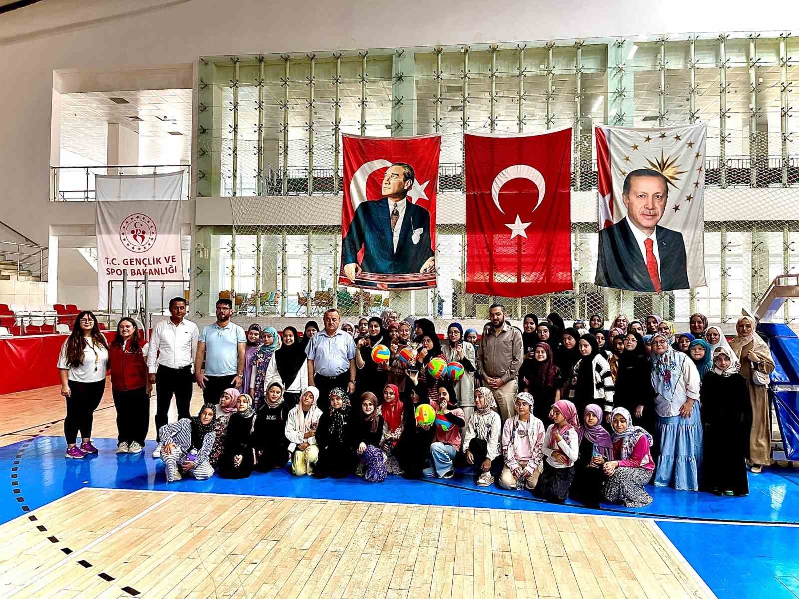 Bozüyük’te öğrenciler voleybol finalinde ter döktü