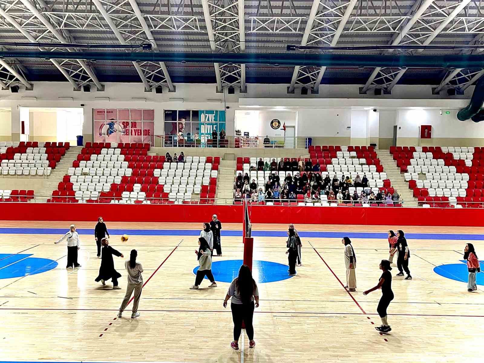 Boz&uuml;y&uuml;k&rsquo;te &ouml;ğrenciler voleybol finalinde ter d&ouml;kt&uuml;
