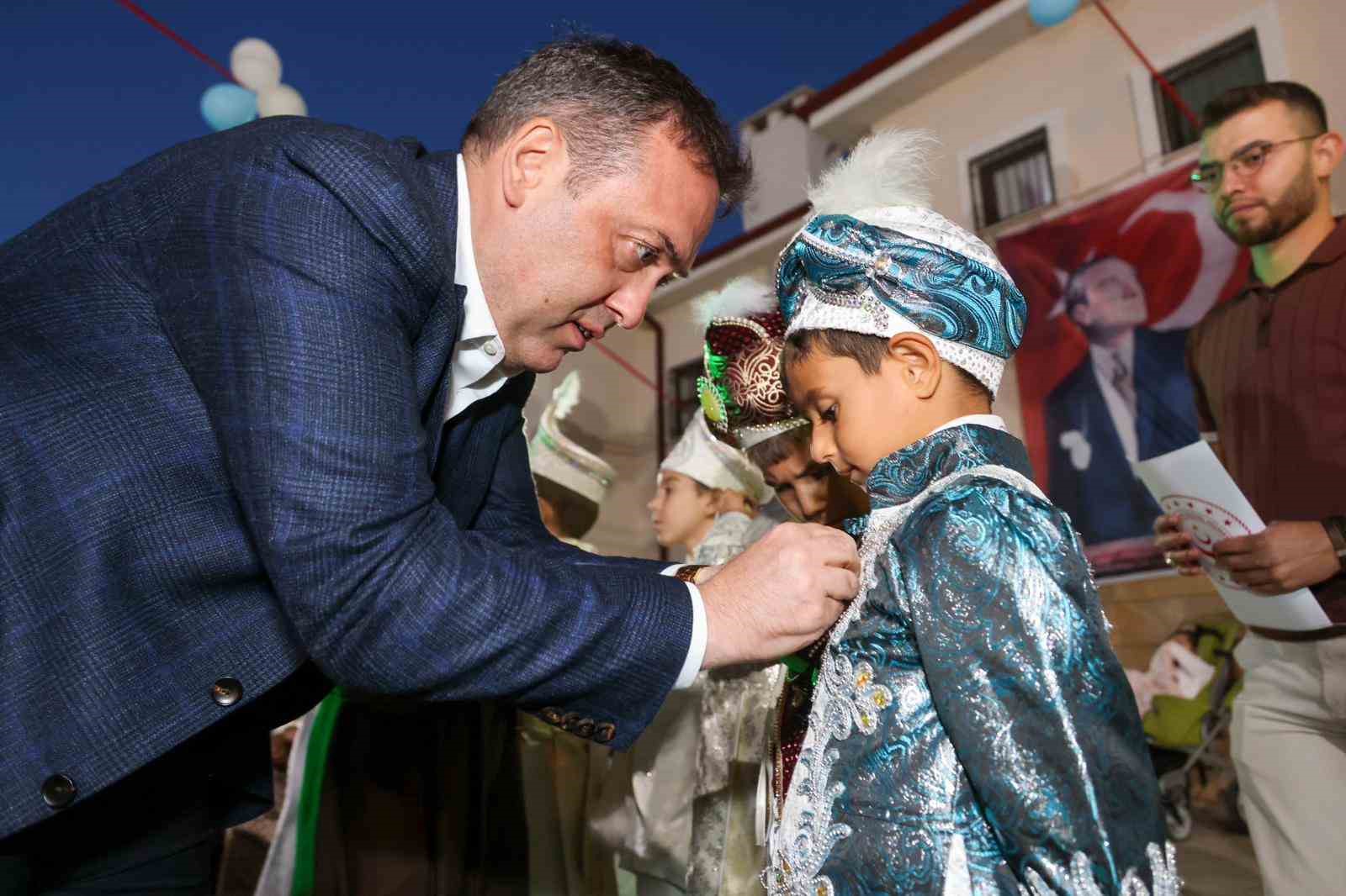 Koruma altındaki &ccedil;ocuklara &ouml;zel s&uuml;nnet d&uuml;ğ&uuml;n&uuml; renkli g&ouml;r&uuml;nt&uuml;lere sahne oldu
