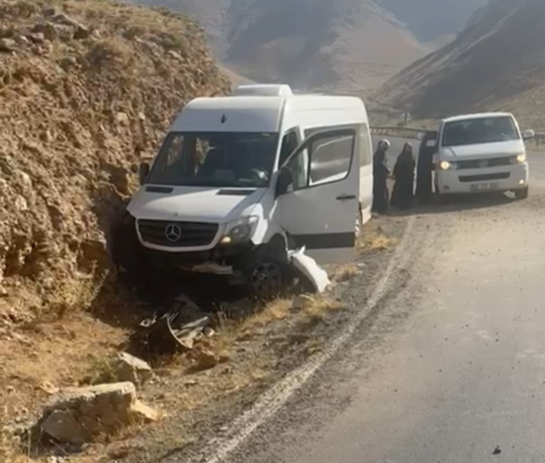 Mercedes minib&uuml;s kaza yaptı: 18 yolcu &ouml;l&uuml;mden d&ouml;nd&uuml;
