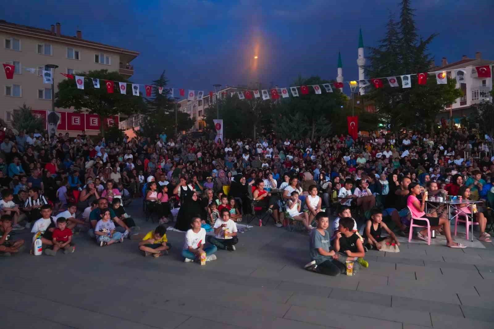 Kibar Feyzo filmi Ke&ccedil;i&ouml;ren&rsquo;de a&ccedil;ık hava sinemasında g&ouml;sterimdeydi

