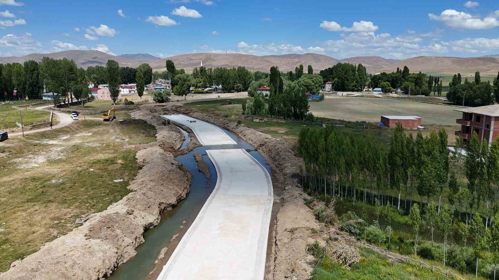 Oru&ccedil;beyli k&ouml;y&uuml;nde taşkın kontrol &ccedil;alışmaları s&uuml;r&uuml;yor
