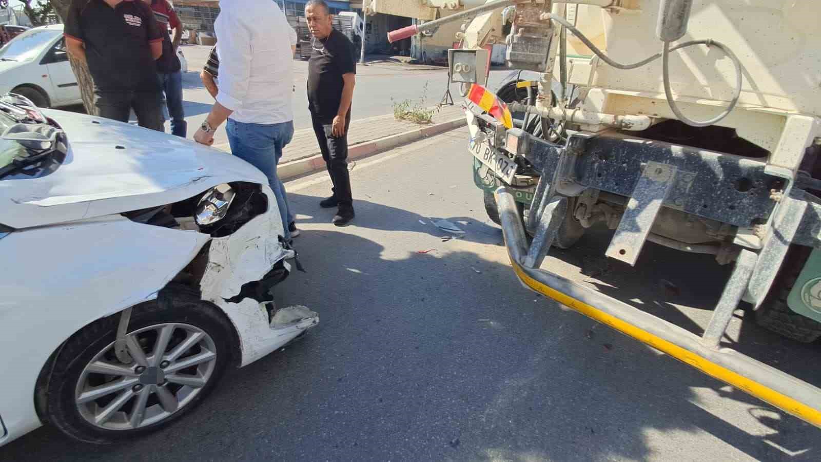 Karaman&rsquo;da otomobilin beton mikserine &ccedil;arptığı kaza kamerada: 1 yaralı
