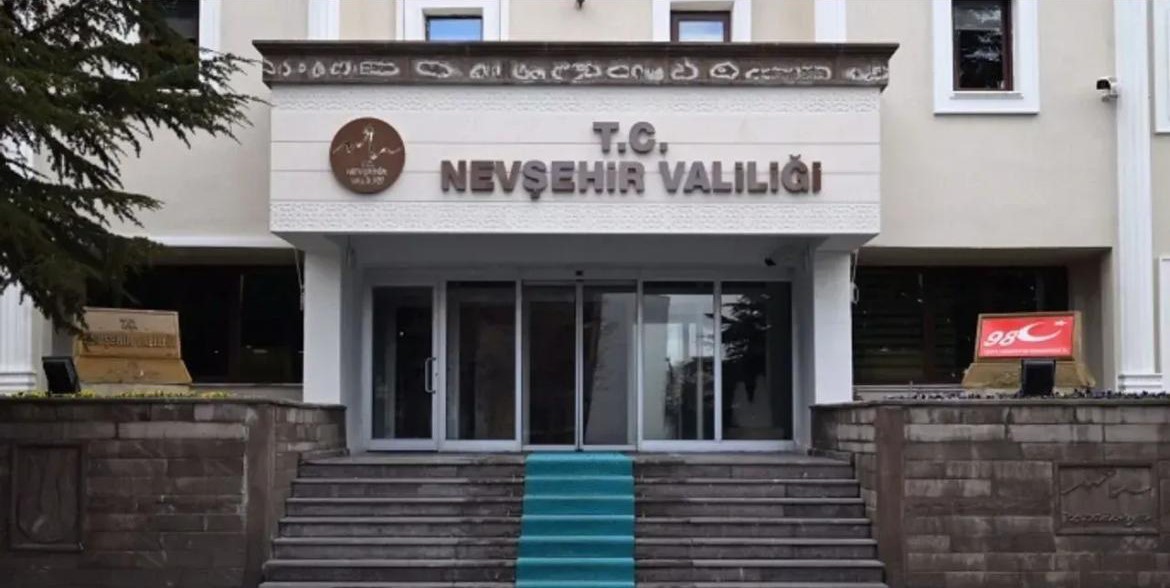 Bayrak direğindeki striptiz dansına soruşturma başlatıldı