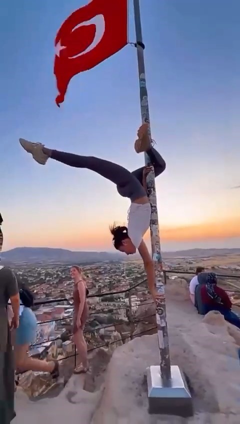 Bayrak direğindeki striptiz dansına soruşturma başlatıldı