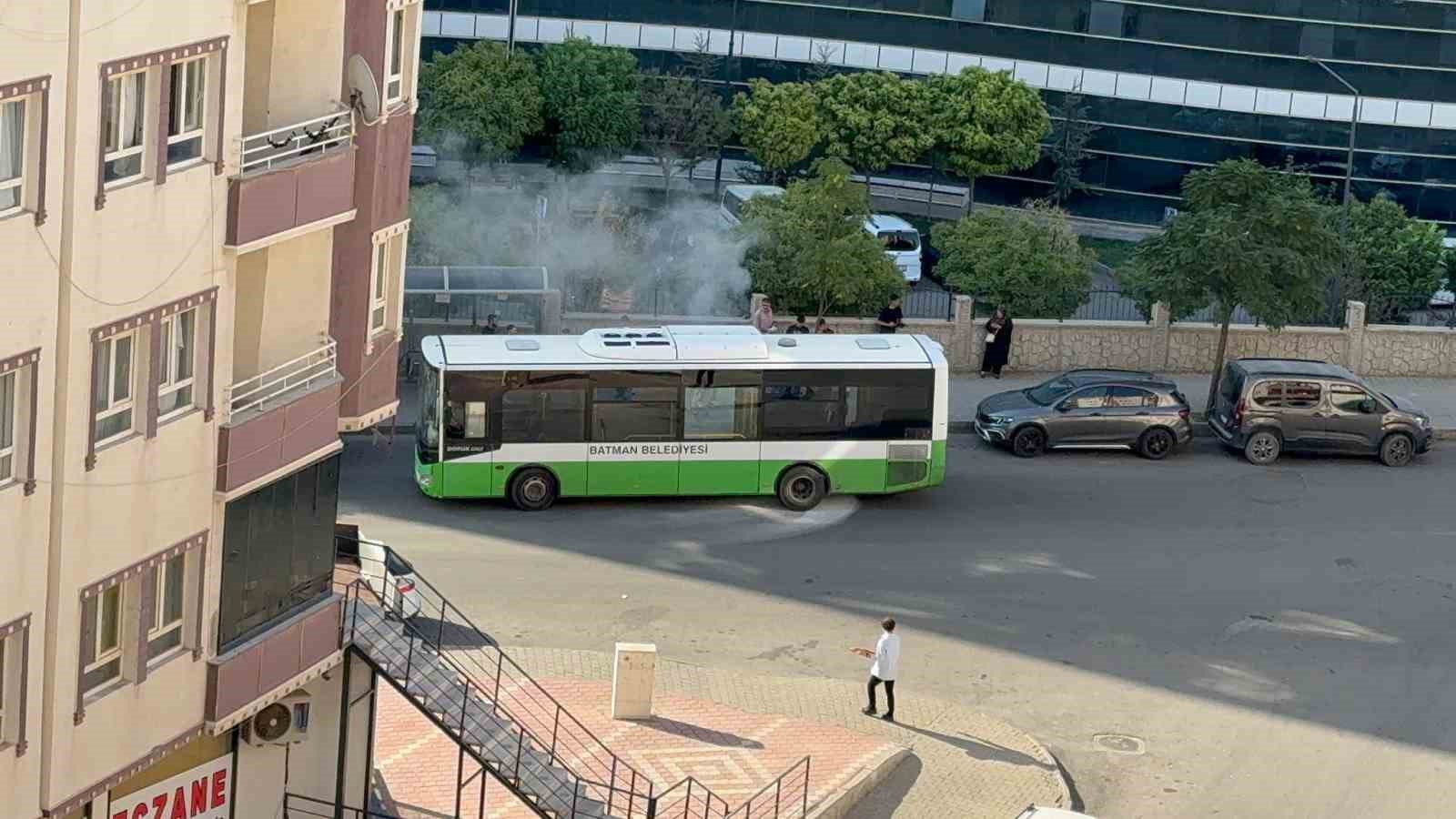 Batman&rsquo;da seyir halindeki belediye otob&uuml;s&uuml;nde yangın paniği
