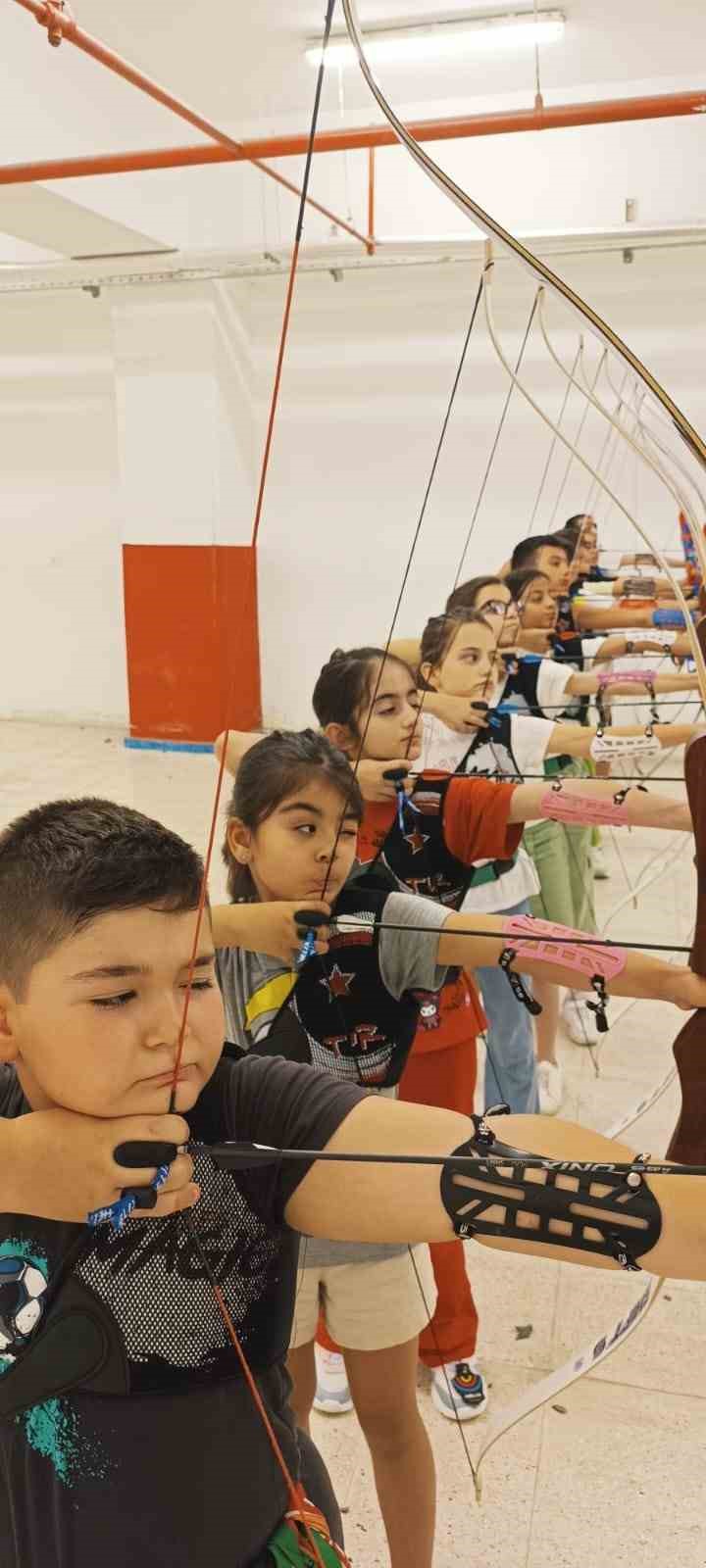 Eskişehirli sporcular okçuluk antrenmanlarına devam ediyor
