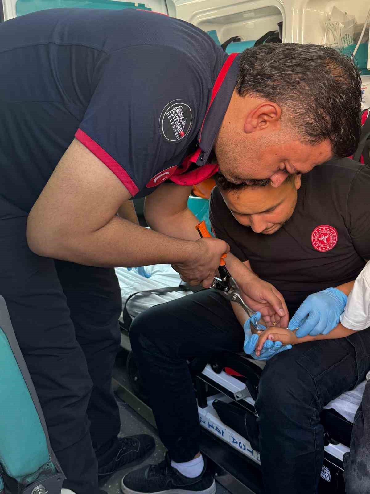 Batman’da çocuğun parmağına sıkışan cisim çıkarıldı