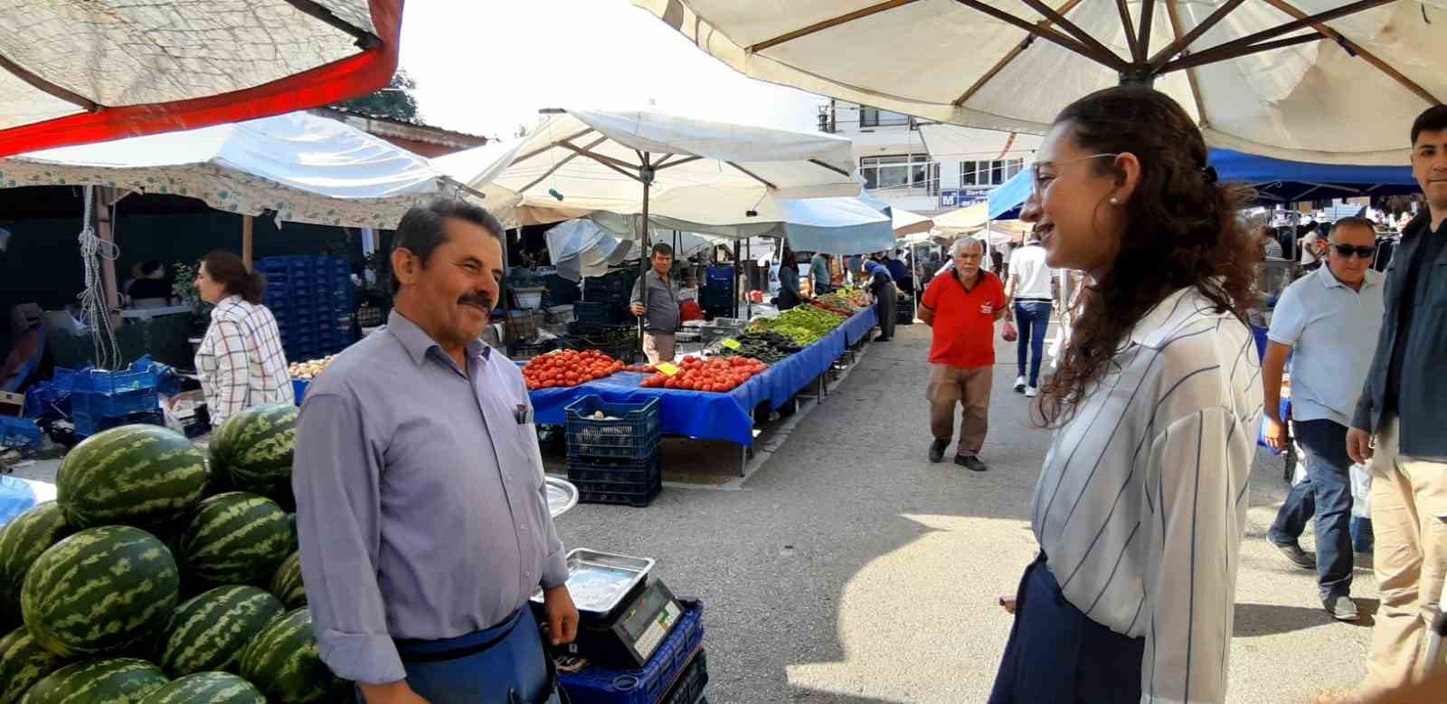 Kaymakam pazar alışverişine &ccedil;ıktı, vatandaşla yakından ilgilendi
