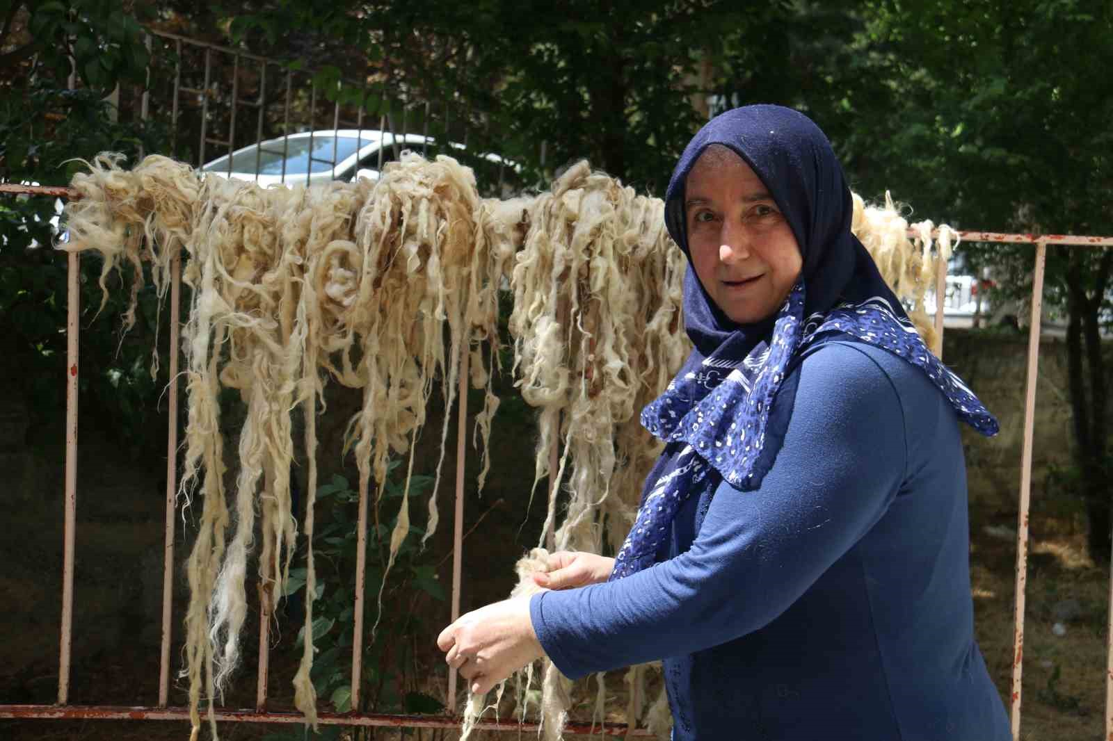 Yün yorgan ve yastıklar geleneksel yöntemler ile kışa hazırlanıyor