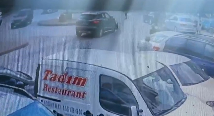 Otomobil ile motosikletin &ccedil;arpıştığı kaza kamerada: 1 yaralı
