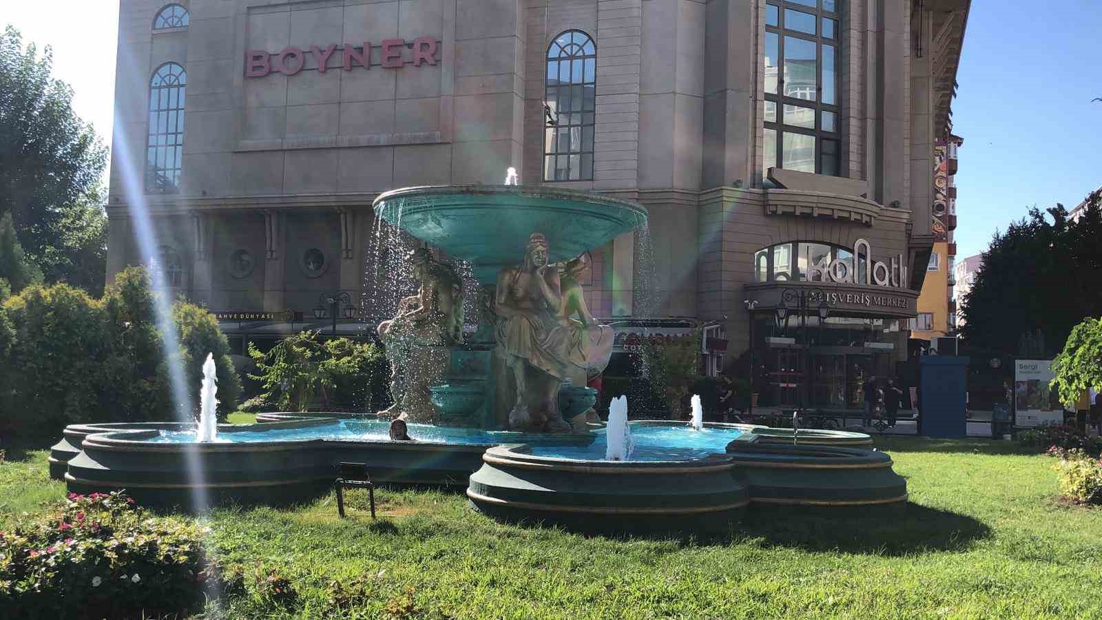 S&uuml;s havuzunda eğlenen &ccedil;ocuk kameraya kaydedildiğini anlayınca komik hareketler sergiledi
