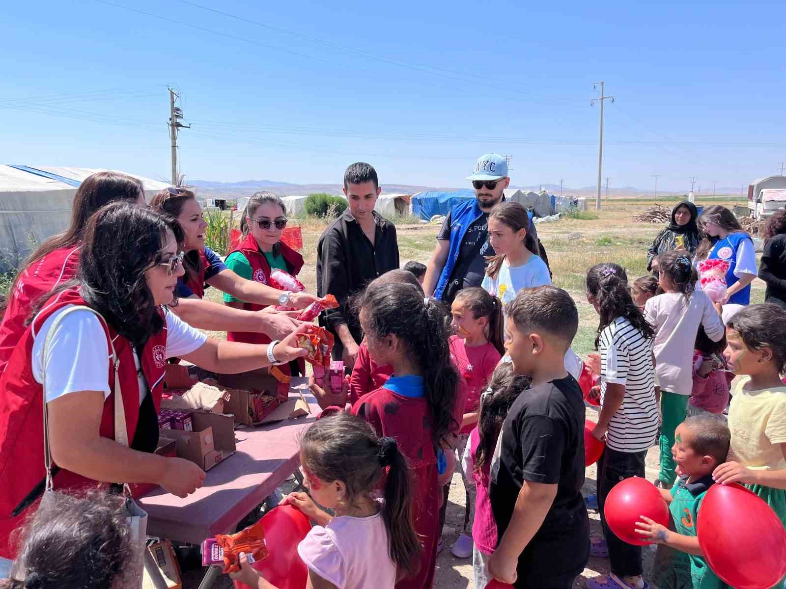 Mevsimlik işçilerin çocukları unutulmaz bir gün yaşadı