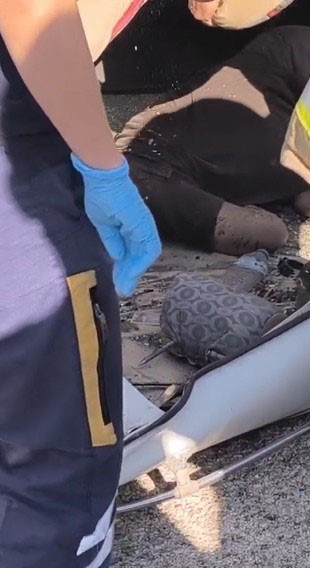 Metrelerce s&uuml;r&uuml;klenip takla atan ara&ccedil;ta bulunan s&uuml;r&uuml;c&uuml; ağır yaralandı
