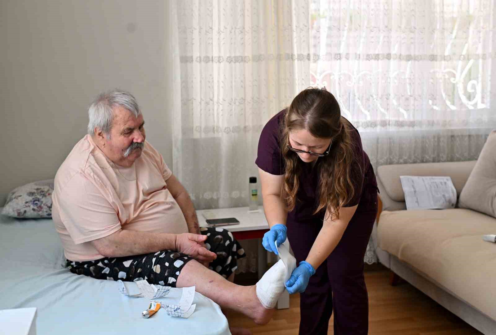 Muratpaşa Belediyesi 95 bin kez hastaların kapısını &ccedil;aldı
