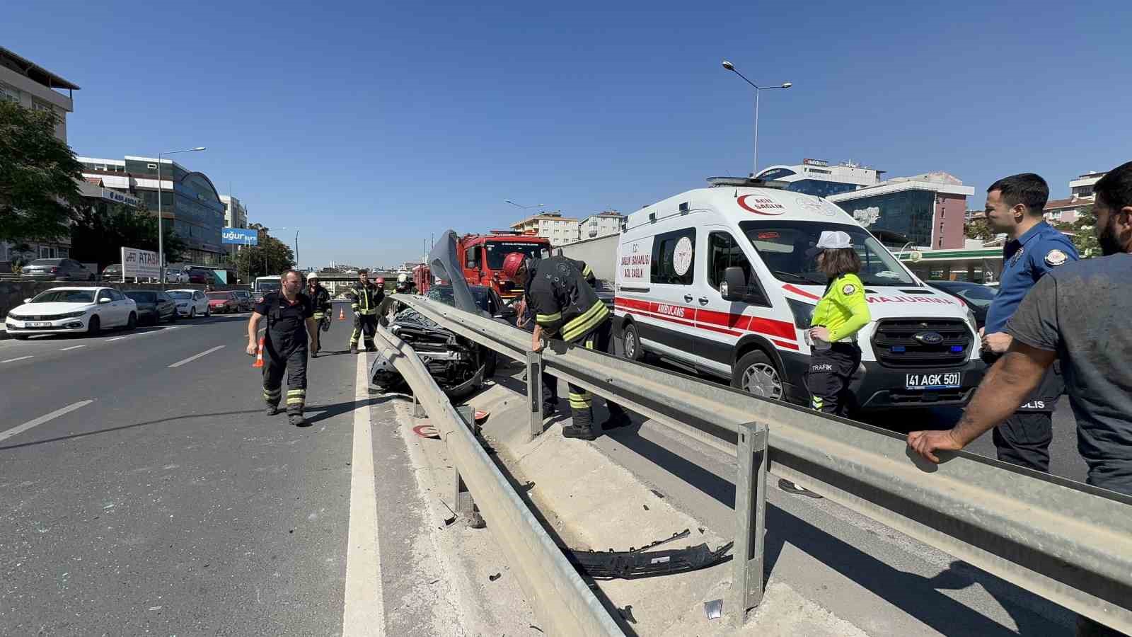 Hafriyat kamyonu ile çarpışan otomobil demir bariyerlerin altına girdi: 2 yaralı
