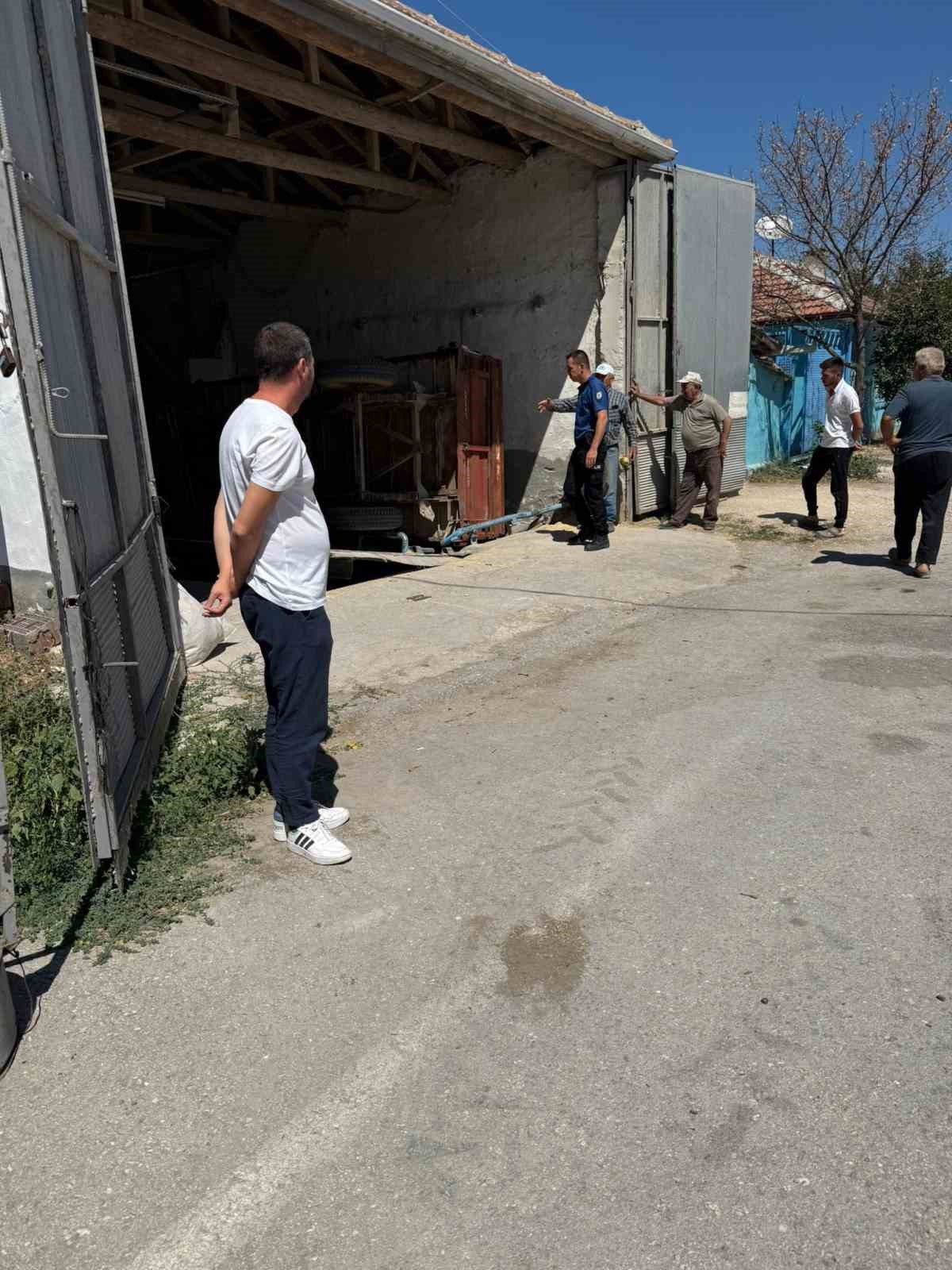 Yem kırma makinesine düşen işçi ağır yaralandı