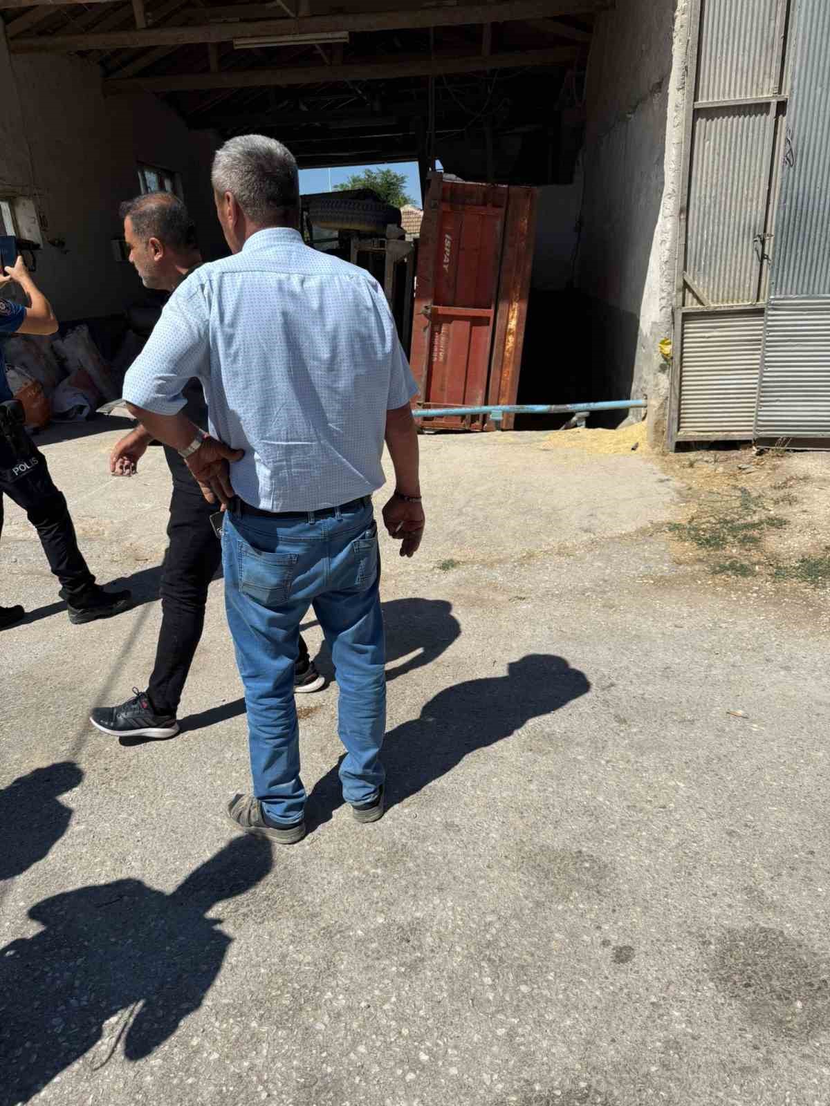 Yem kırma makinesine düşen işçi ağır yaralandı