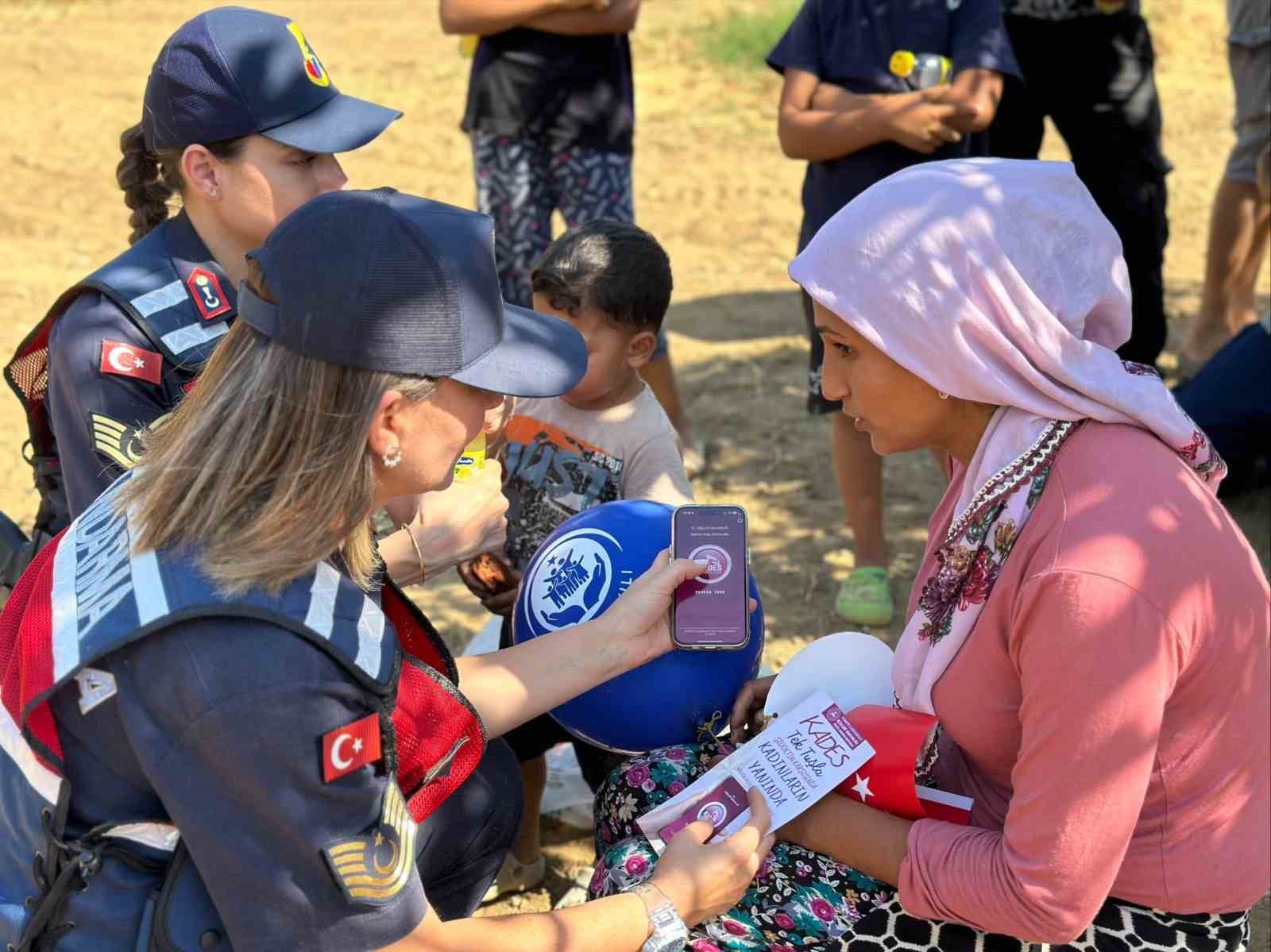 İncir hasadı yapan kadınlara KADES tanıtıldı