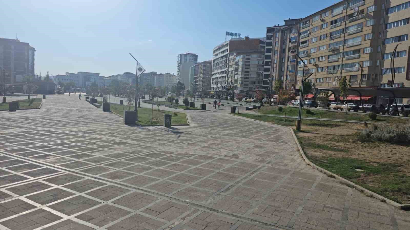 Elazığ’da sıcaklıklar etkisini sürdürüyor, cadde ve sokaklar boş kaldı