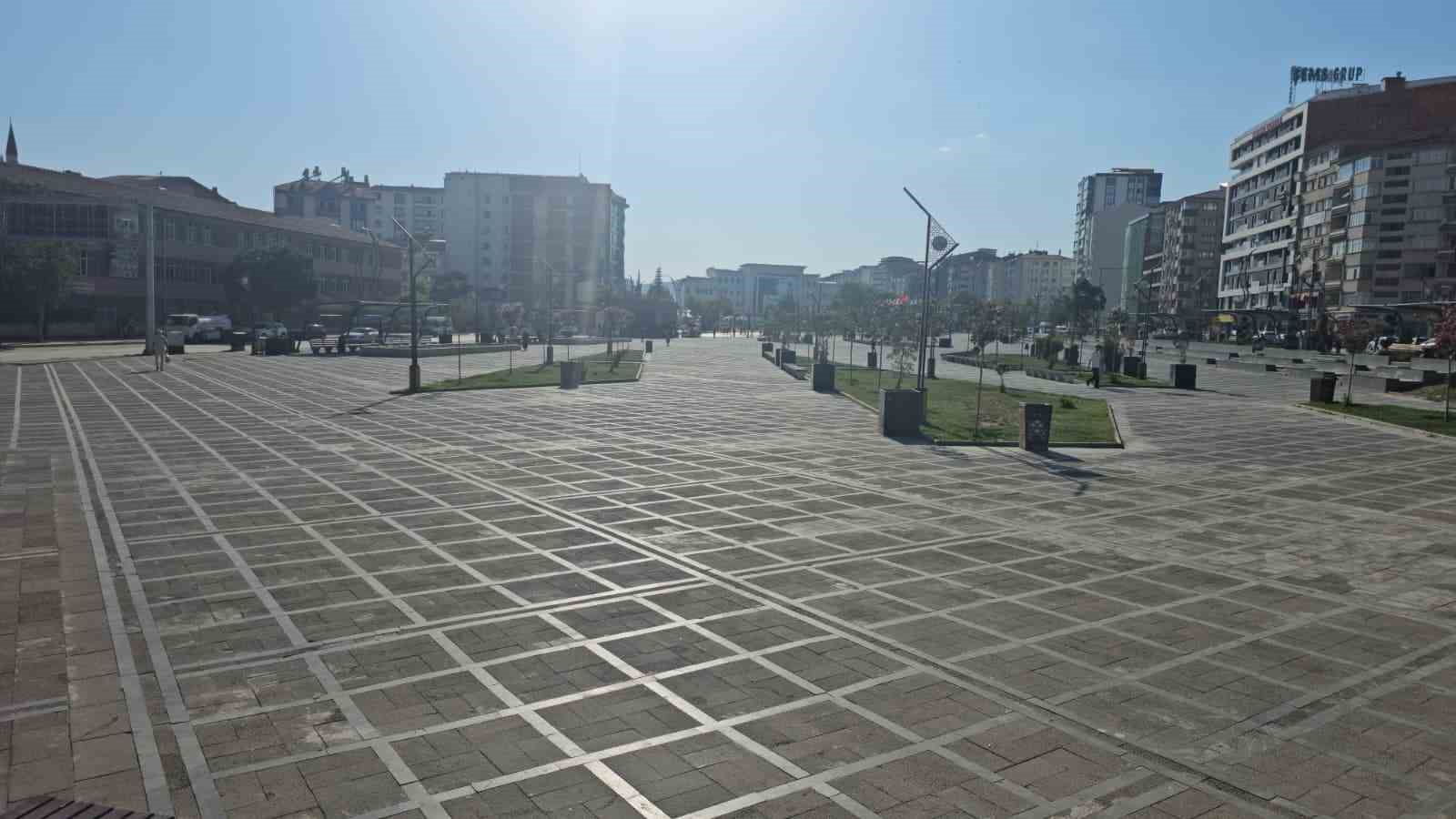 Elazığ&rsquo;da sıcaklıklar etkisini s&uuml;rd&uuml;r&uuml;yor, cadde ve sokaklar boş kaldı
