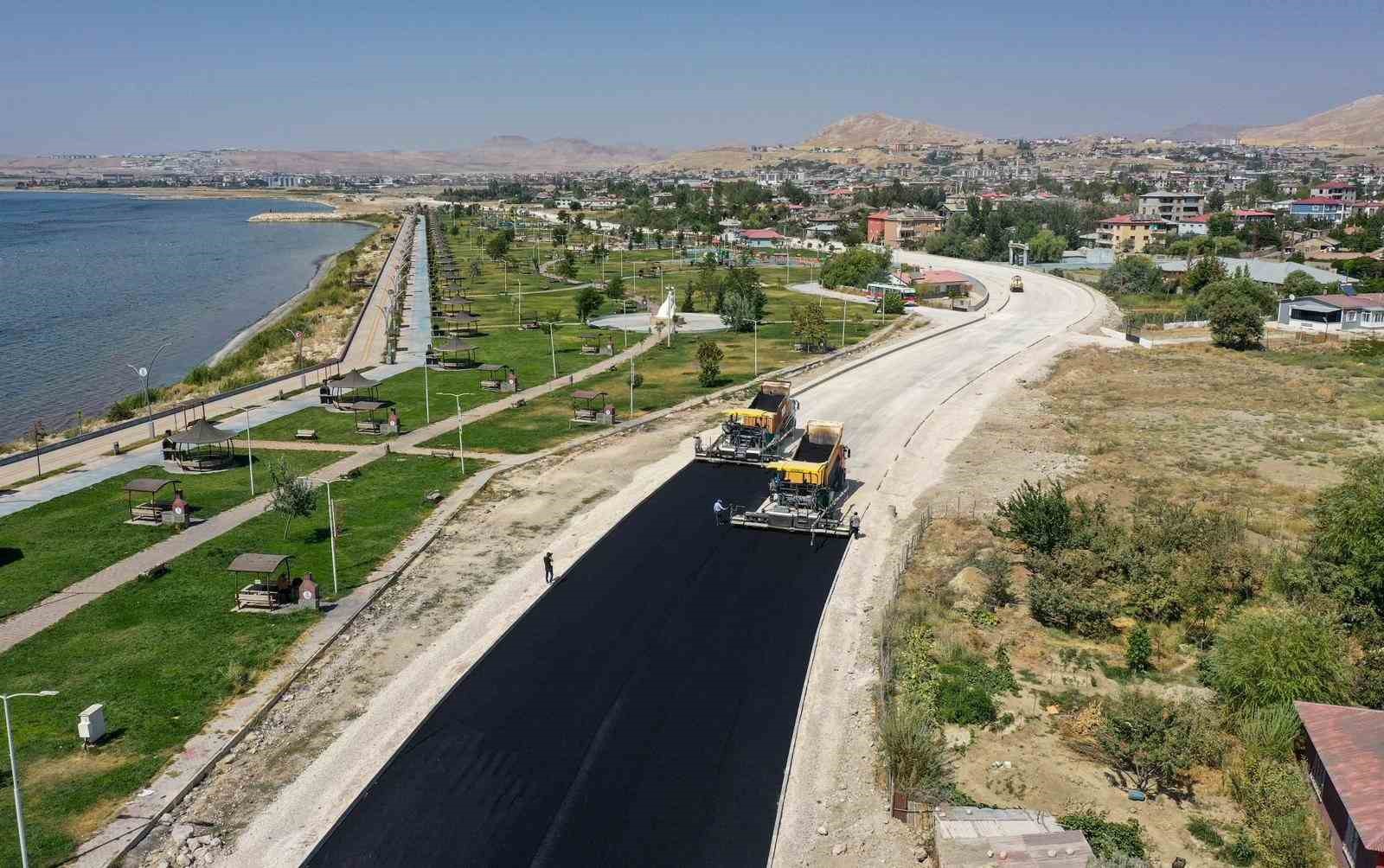 Van Gölü gerdanlığı sahil yolunda 3. etap çalışmaları devam ediyor